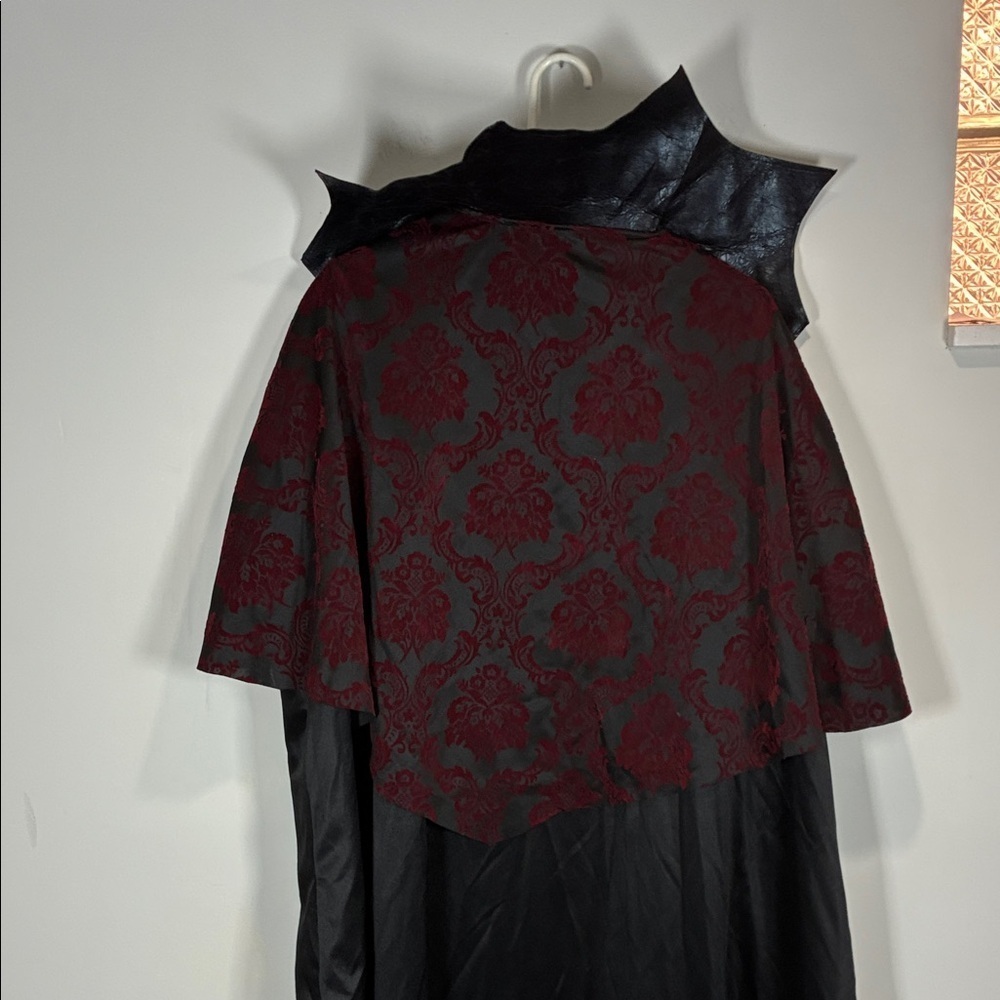 Spirit Men's Victorian Vampire Costume - Black and Red - Picture 9 of 12